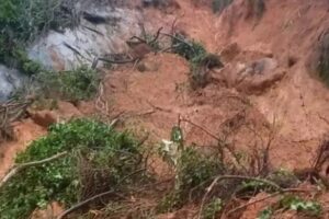 Seis pessoas da mesma família morreram após um deslizamento de terra na comunidade costeira de Ponta Negra, em Paraty, no Rio de Janeiro. (Foto: reprodução/TV Rio Sul)