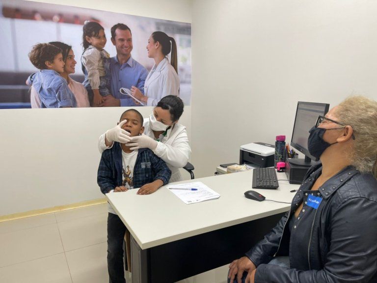 Fonoaudióloga Dircilene Bueno presta o primeiro atendimento ao garoto Fellipe Mendes Passos (Foto: Divulgação)