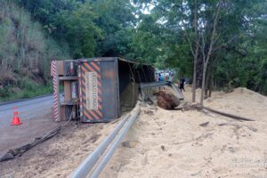 Caminhoneiro morre após carreta com soja tombar na GO-164 em Cidade de Goiás