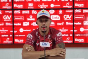 Alex Silva em coletiva no Vila Nova