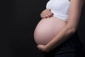 País enfrenta uma onda de femicídios Mulher grávida morre no México depois de ter filho roubado da barriga por casal