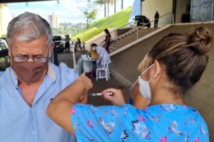 Moradores acima de 60 anos podem tomar a segunda dose de reforço contra Covid-19 em Goiânia