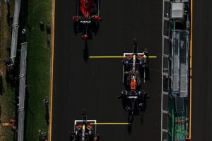 Carros enfileirados da Fórmula 1