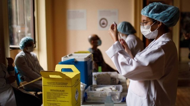 Enfermeira prepara vacina contra Covid-19 para aplicação. País registra queda no número de mortes pela doença