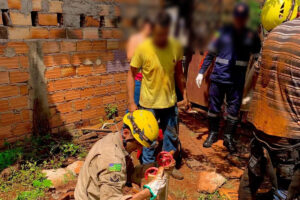 O Corpo de Bombeiros resgatou um homem de 50 anos que caiu em uma cisterna de aproximadamente 10 metros de profundidade. O caso aconteceu na manhã da última sexta-feira (8), no Bairro Alfredo Sebastião, na cidade de Barro Alto, situada no Centro de Goiás.