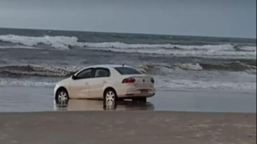 Uma idosa de 74 anos foi encontrada morta na manhã de sábado (23) dentro de um carro estacionado na areia da Praia da Itapeva, no RS. (Foto: reprodução)