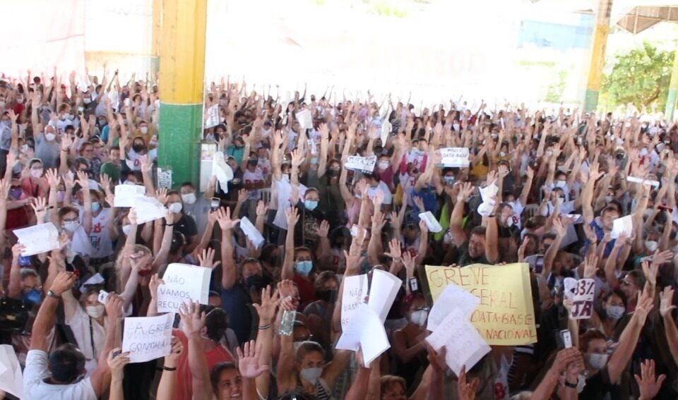 Servidores da Educação recusaram as novas propostas de reajuste feitas pela Prefeitura e decidiram manter a greve em Goiânia. (Foto: divulgação/Sintego)