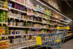 Com inflação acima de 10%, brasileiro muda a forma de fazer compras