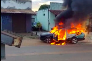 Um homem de 35 anos e uma mulher, de 46, ficaram feridos após o carro em que eles estavam pegar fogo. O acidente aconteceu na tarde desta terça-feira (19), na GO-222, no município de Araçu, Noroeste de Goiás. De acordo com a Polícia Militar (PM), ainda não se sabe o que iniciou o incêndio.