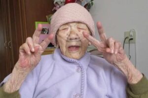 Kane Tanaka havia nascido em 1903 e gostava de refrigerante e chocolate. Pessoa mais velha do mundo morre aos 119 anos no Japão