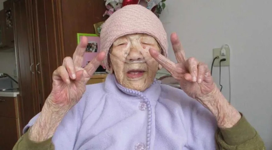 Kane Tanaka havia nascido em 1903 e gostava de refrigerante e chocolate. Pessoa mais velha do mundo morre aos 119 anos no Japão