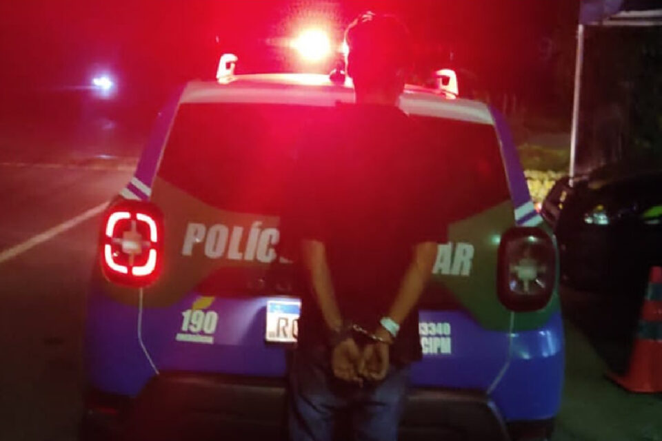 A Polícia Militar (PM) prendeu um motociclista que dirigia sob efeito de álcool e que colidiu contra a viatura dos policiais. O caso aconteceu na noite deste domingo (1º), em Jaraguá, no Centro de Goiás.