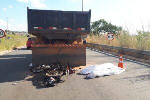 Motociclista morre após colidir na traseira de caminhão durante congestionamento na GO-040