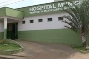 Duas enfermeiras foram agredidas com socos e chutes por um médico que estava em surto psicótico no Hospital Municipal de Pires do Rio. (Foto: reprodução/TV Anhanguera)