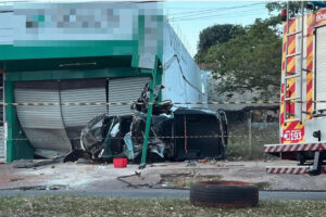 Vídeos registrados por câmeras de seguranças mostram o racha entre uma BMW e uma caminhonete, no Jardim América em Goiânia.