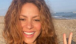 Aos 45 anos, Shakira surge sem maquiagem em clique na praia e encanta fãs: 'Beleza ao natural'