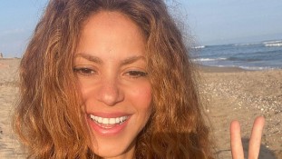 Aos 45 anos, Shakira surge sem maquiagem em clique na praia e encanta fãs: 'Beleza ao natural'