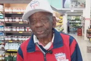 Aos 104 anos, idoso trabalha com carteira assinada em supermercado de Minas (Foto: Reprodução - Youtube)