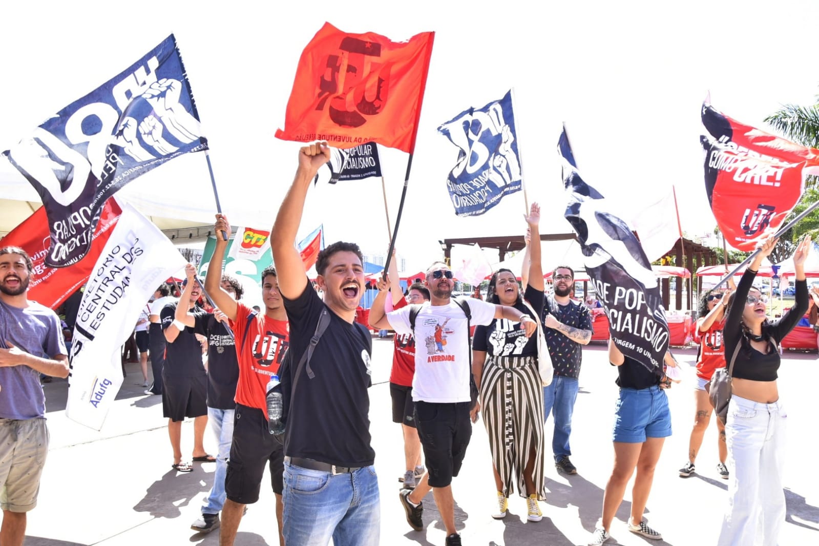 Central Única dos Trabalhadores (CUT) organizou um ato na Praça do Trabalhador. Manifestantes regularizam título de eleitor em Goiânia