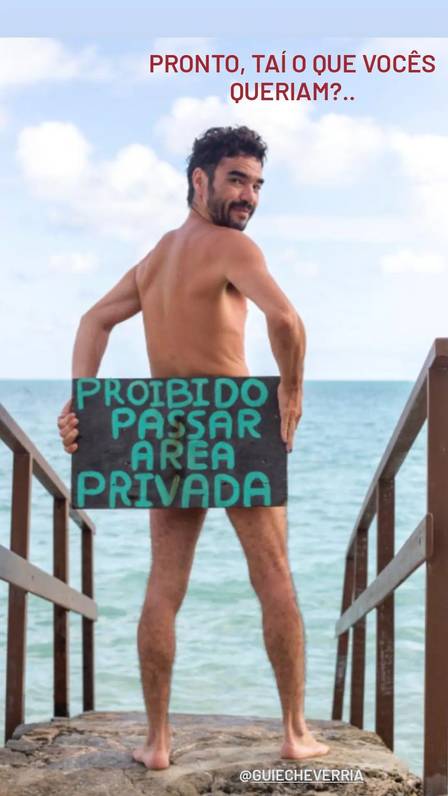 "Muita gente pedindo", escreveu o ator da Globo. Caio Blat surge nu, coberto apenas por plaquinha; veja fotos