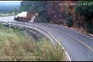 Homem teve uma fratura na perna. Vídeo: caminhão cai de precipício de 75 m e motorista sobrevive, na Chapada dos Guimarães (MT)