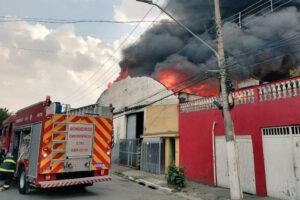 Incêndio destrói galpão na Vila Maria, em São Paulo