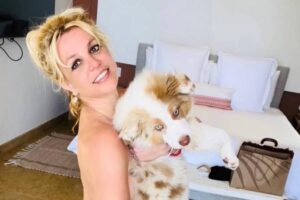 Grávida, Britney Spears publica fotos nua abraçada com seu cachorro
