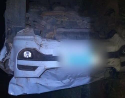Homem morre após ser arremessado de caminhonete em capotamento na GO-305 em Cumari