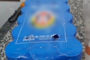 A Polícia Militar (PM) prendeu um homem suspeito de furtar uma caixa de cervejas, na noite do último sábado (30), em São Luís de Montes Belos, no Oeste de Goiás. De acordo com os militares, o dono do estabelecimento reconheceu o suspeito como o autor do crime. O engradado de cervejas está avaliado em R$ 37.