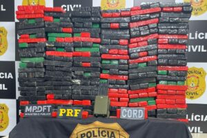 Policiais apreendem carro roubado e 322 kg de maconha perto de Vianópolis (GO) (Foto: Polícia Rodoviávria Federal)