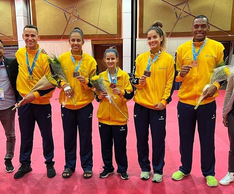 Valéria Rodrigues (centro) junto com outros atletas brasileiros em Punta Cana