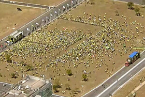 Presidente cumprimentou apoiadores na manifestação na Esplanada dos Ministérios. Bolsonaro participa de ato esvaziado contra STF em Brasília