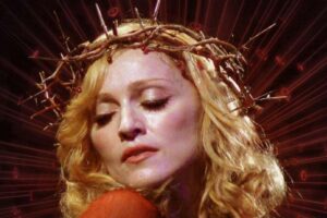 Cantora diz que precisa debater 'assuntos importantes'. Madonna pede encontro com papa: 'Fui excomungada três vezes'