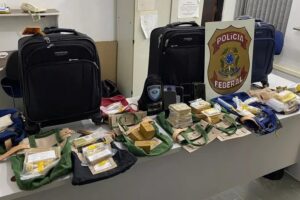 Apreensão ocorreu em Sorocaba; polícia suspeita de origem ilegal do ouro. PF apreende 78 kg de ouro em aeronave escoltada por PMs