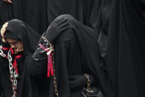 Taliban ordena que mulheres afegãs voltem a cobrir o rosto