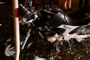 Jovem de 18 anos que voltava da escola morre após moto colidir contra placa de sinalização em Goiânia