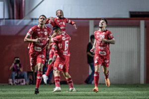 Jogadores do Vila Nova comemoram gol colorado diante do Náutico
