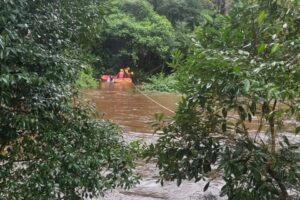 Quatro trabalhadores de uma lavoura em Santa Catarina ficaram passaram a noite ilhados após rio subir por causa da chuva em Santa Catarina. (Foto: divulgação)