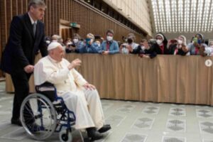 Papa Francisco aparece pela primeira vez usando cadeira de rodas por dor no joelho (Foto: Divulgação)